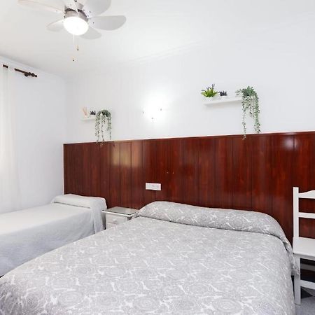 Hostal Restaurante La Giralda Рота Екстериор снимка