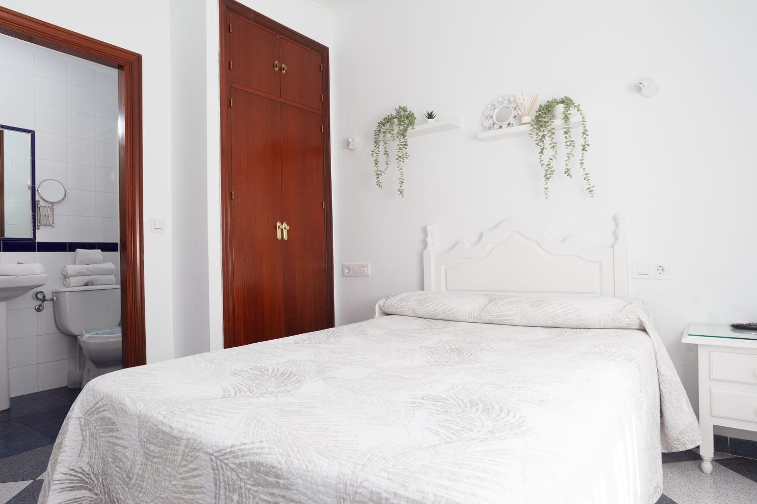Hostal Restaurante La Giralda Рота Екстериор снимка