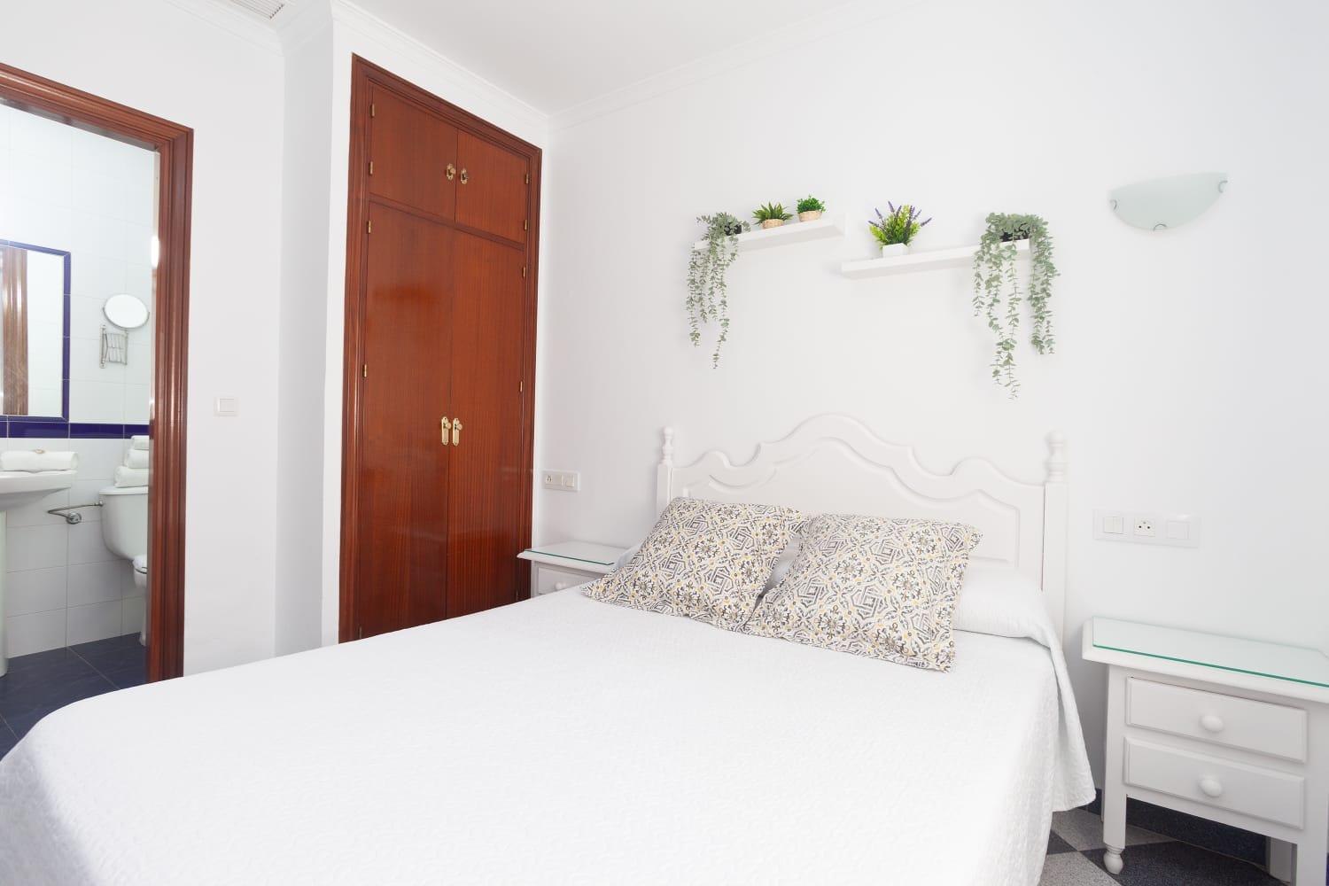 Hostal Restaurante La Giralda Рота Екстериор снимка