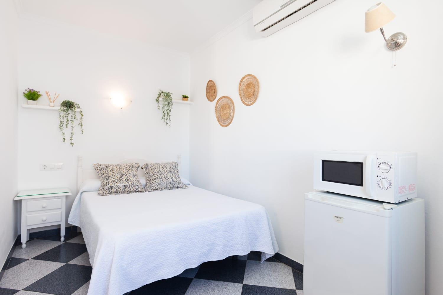 Hostal Restaurante La Giralda Рота Екстериор снимка
