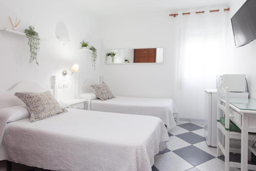 Hostal Restaurante La Giralda Рота Екстериор снимка