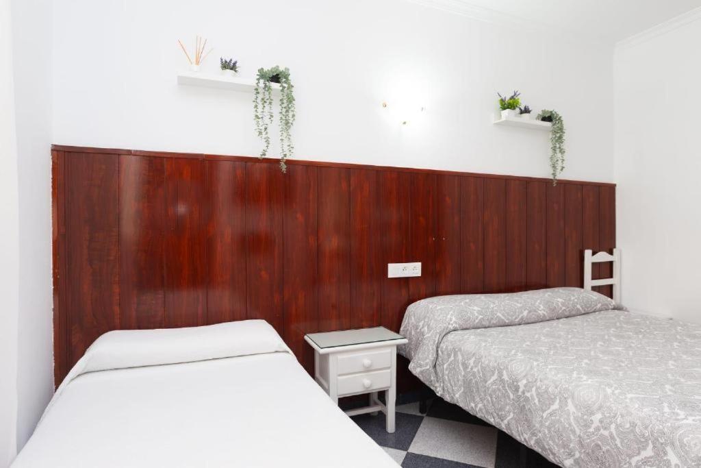Hostal Restaurante La Giralda Рота Екстериор снимка